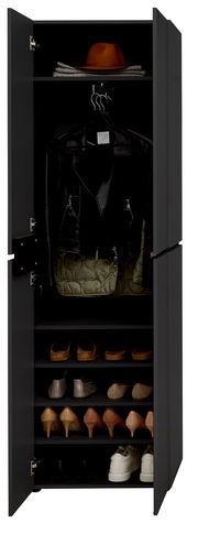 Offener Garderobenschrank mit einer schwarzen Lederjacke, einem Hut und mehreren Paar Schuhen auf Regalböden, frontal betrachtet.