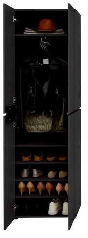 Offener Garderobenschrank mit einer schwarzen Lederjacke, einem Hut und mehreren Paar Schuhen auf Regalböden, frontal betrachtet.