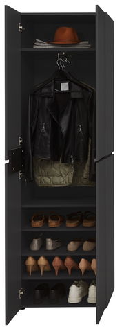 Offener Garderobenschrank mit einer schwarzen Lederjacke, einem Hut und mehreren Paar Schuhen auf Regalböden, frontal betrachtet.