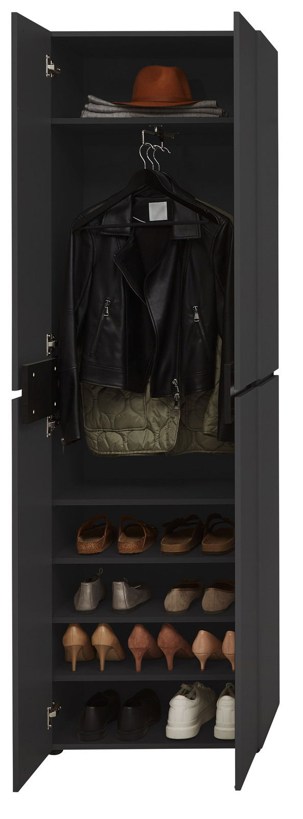 Offener Garderobenschrank mit einer schwarzen Lederjacke, einem Hut und mehreren Paar Schuhen auf Regalböden, frontal betrachtet.