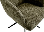 Detailaufnahme eines gepolsterten Sessels mit Bouclé-Bezug in Olivgrün und schwarzen Metallbeinen, schräg von vorne oben fotografiert
