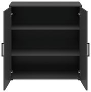 Schwarze Kommode mit zwei offenen Türen und drei Regalböden, frontale Ansicht