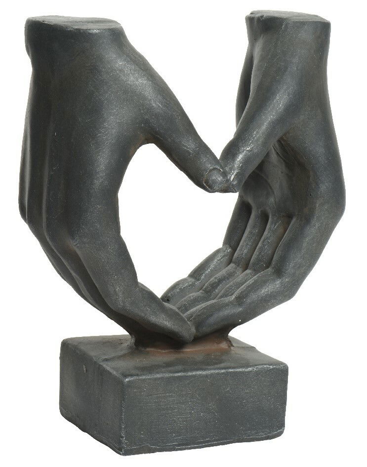Skulptur von zwei Händen, die ein Herz formen, frontal betrachtet