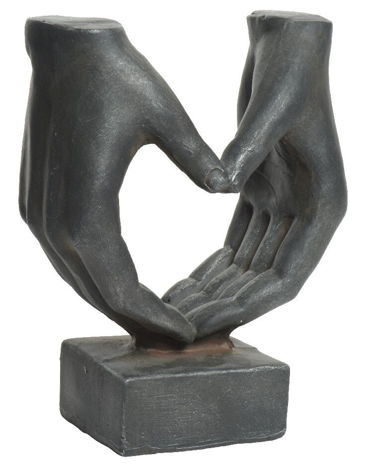 Skulptur von zwei Händen, die ein Herz formen, frontal betrachtet