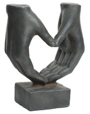 Skulptur von zwei Händen, die ein Herz formen, frontal betrachtet