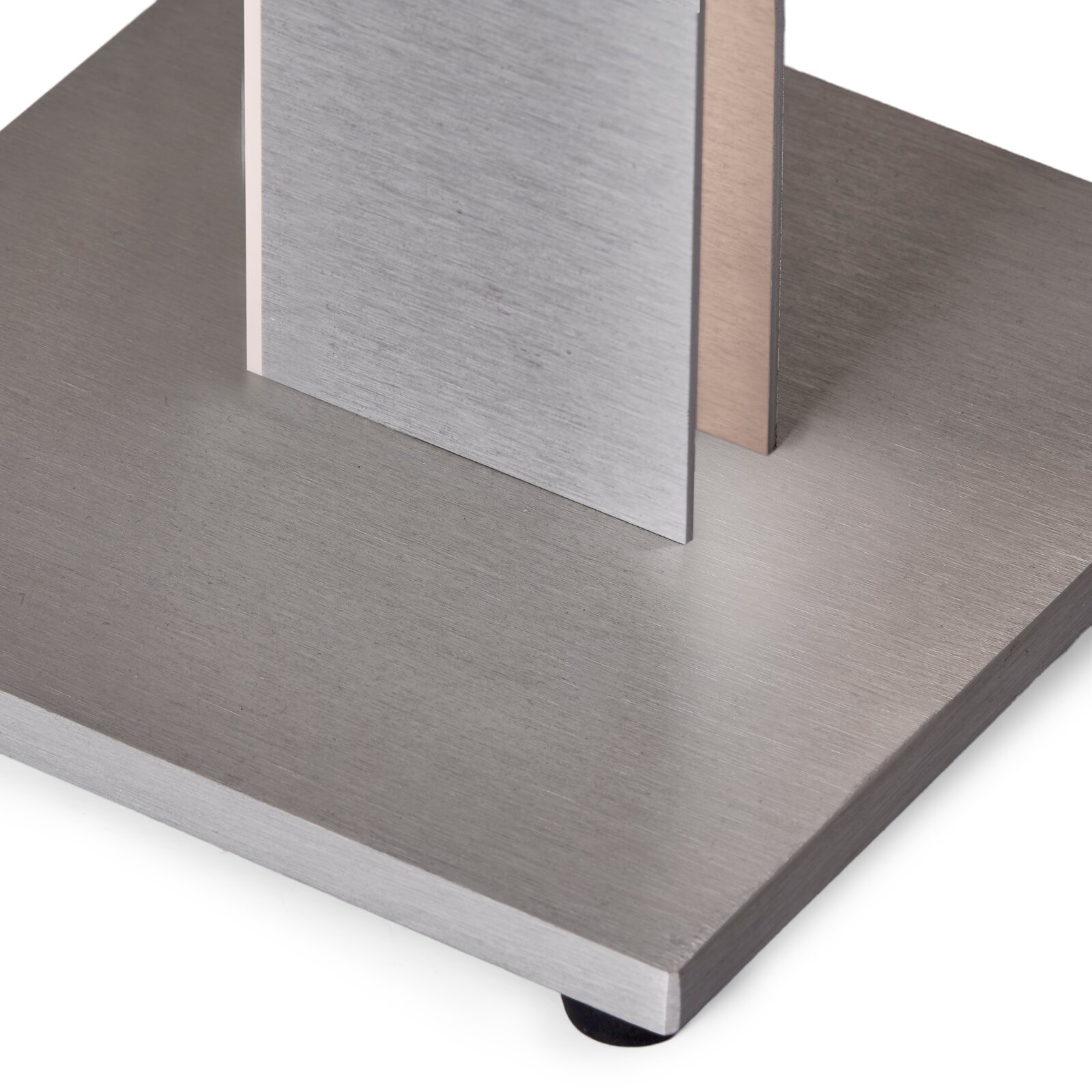 Grossmann LED-Tischleuchte CREO Detailansicht aus schräger Vogelperspektive auf einen modernen Standfuß mit gebürsteter Metalloberfläche, stabiler Bodenplatte und vertikalen Elementen