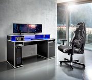 Gaming Stuhl in einem modernen Raum mit Schreibtisch und zwei Monitoren, seitliche Perspektive