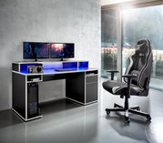 Gaming Stuhl in einem modernen Raum mit Schreibtisch und zwei Monitoren, seitliche Perspektive