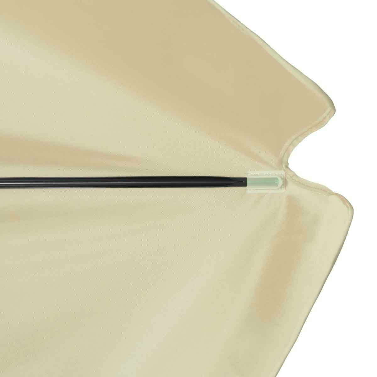 Nahaufnahme eines beigen Sonnenschirms aus der Innenperspektive, die eine Strebe und den Stoff zeigt.