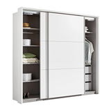 Moderner, weißer Schwebetürenschrank mit zwei Türen, teilweise geöffnet, zeigt Innenfächer mit Kleidung, Schuhen und Accessoires. Perspektive von vorne.