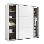 Moderner, weißer Schwebetürenschrank mit zwei Türen, teilweise geöffnet, zeigt Innenfächer mit Kleidung, Schuhen und Accessoires. Perspektive von vorne.