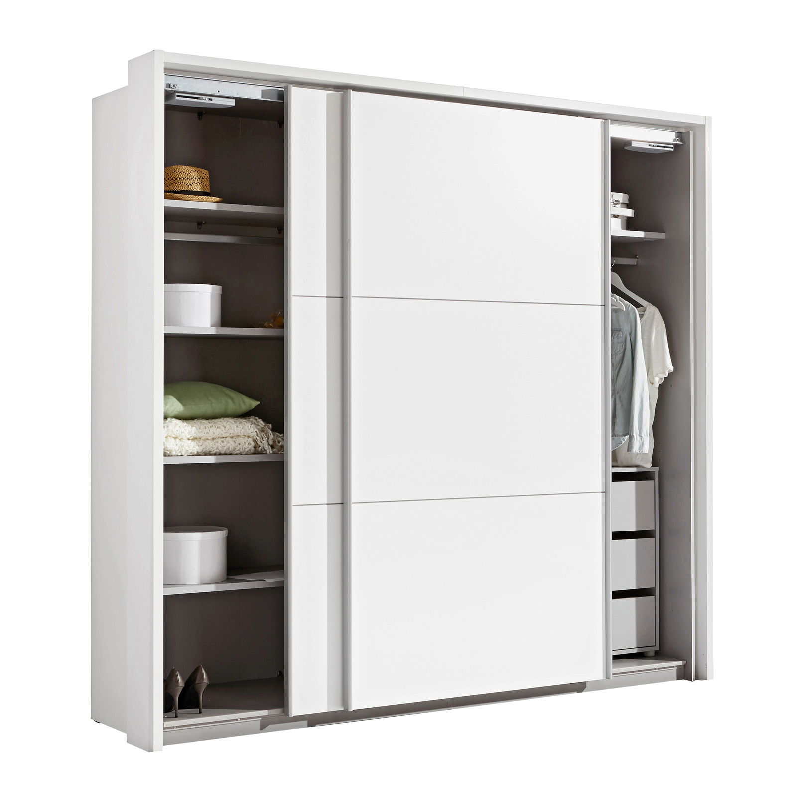 Moderner, weißer Schwebetürenschrank mit zwei Türen, teilweise geöffnet, zeigt Innenfächer mit Kleidung, Schuhen und Accessoires. Perspektive von vorne.