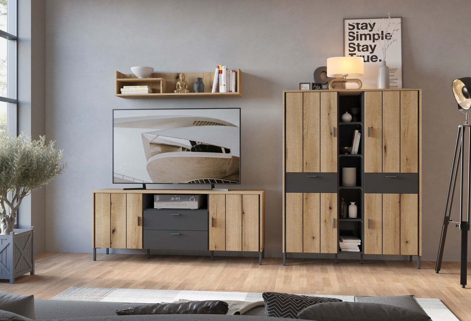 Modernes Wohnzimmer mit Wandboard in Holzoptik, frontal betrachtet, dekoriert mit Büchern und Vasen.