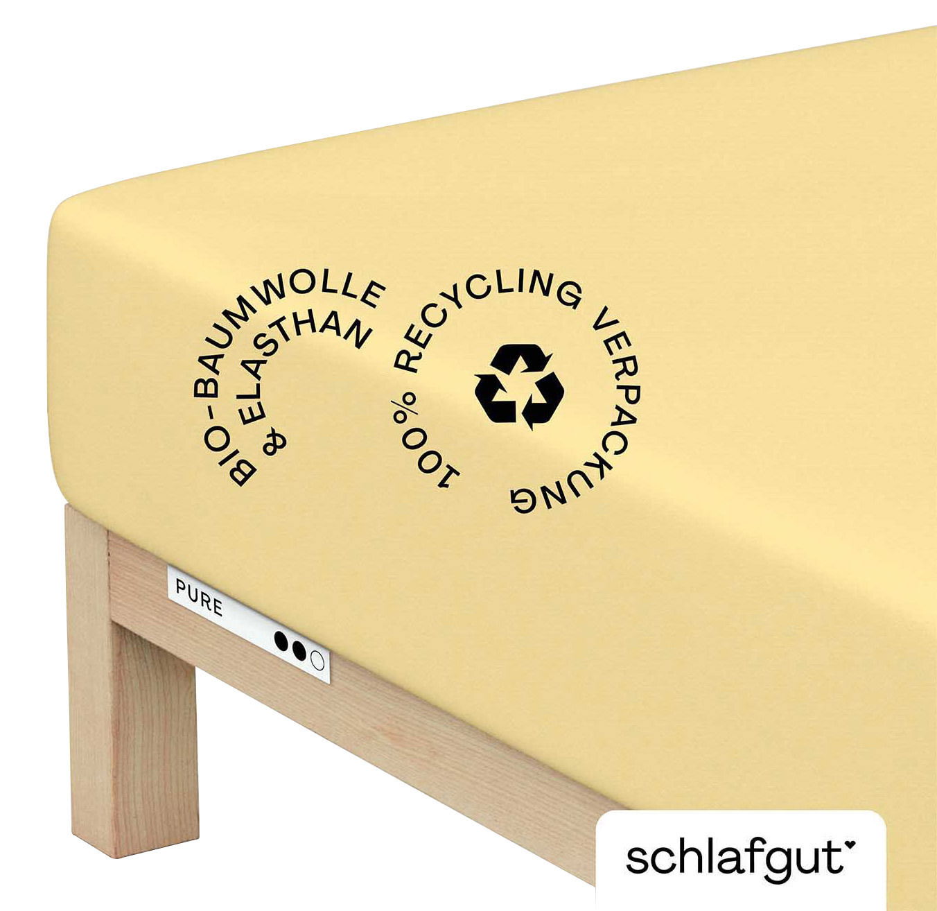 schlafgut Spannbettlaken S 164 Pure Gelbes Spannbettlaken aus Bio-Baumwolle und Elasthan auf einer Matratze, mit Recycling-Symbol, seitliche Perspektive