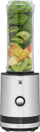 Frontansicht eines WMF Küchenminis Smoothie-to-go Mixers mit gefülltem Behälter aus frischem Obst und Gemüse.