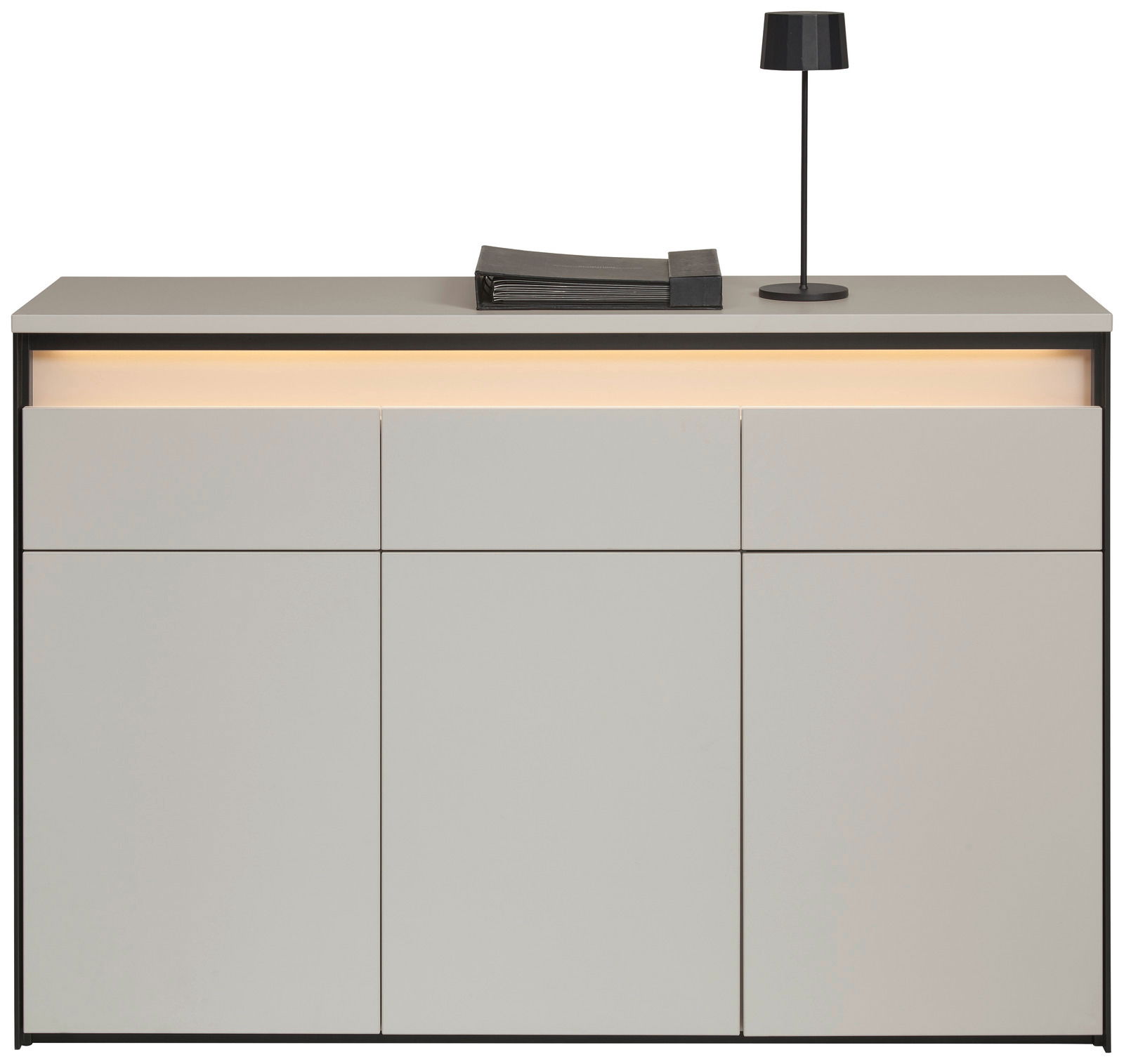 Modernes Sideboard in minimalistischer Optik mit drei Schubladen und zwei Türen, frontal betrachtet, mit dezenter Beleuchtung und dekorativer Tischlampe.