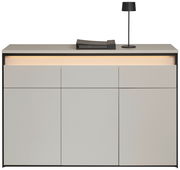 Modernes Sideboard in minimalistischer Optik mit drei Schubladen und zwei Türen, frontal betrachtet, mit dezenter Beleuchtung und dekorativer Tischlampe.