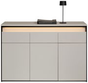 Modernes Sideboard in minimalistischer Optik mit drei Schubladen und zwei Türen, frontal betrachtet, mit dezenter Beleuchtung und dekorativer Tischlampe.
