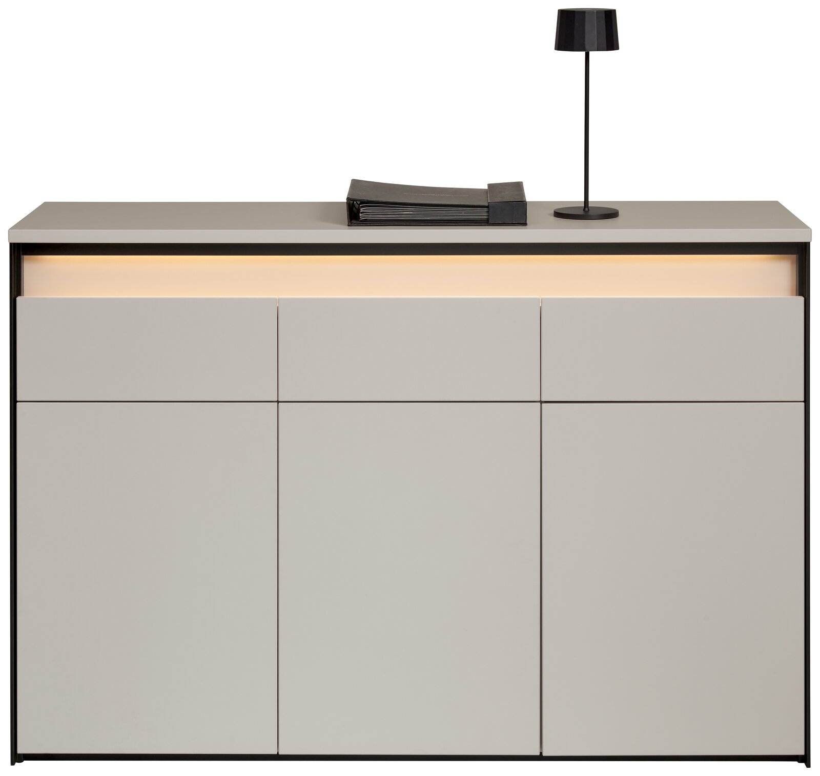 Modernes Sideboard in minimalistischer Optik mit drei Schubladen und zwei Türen, frontal betrachtet, mit dezenter Beleuchtung und dekorativer Tischlampe.