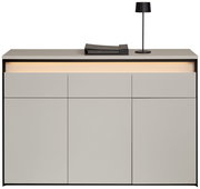 Modernes Sideboard in minimalistischer Optik mit drei Schubladen und zwei Türen, frontal betrachtet, mit dezenter Beleuchtung und dekorativer Tischlampe.