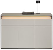 Modernes Sideboard in minimalistischer Optik mit drei Schubladen und zwei Türen, frontal betrachtet, mit dezenter Beleuchtung und dekorativer Tischlampe.