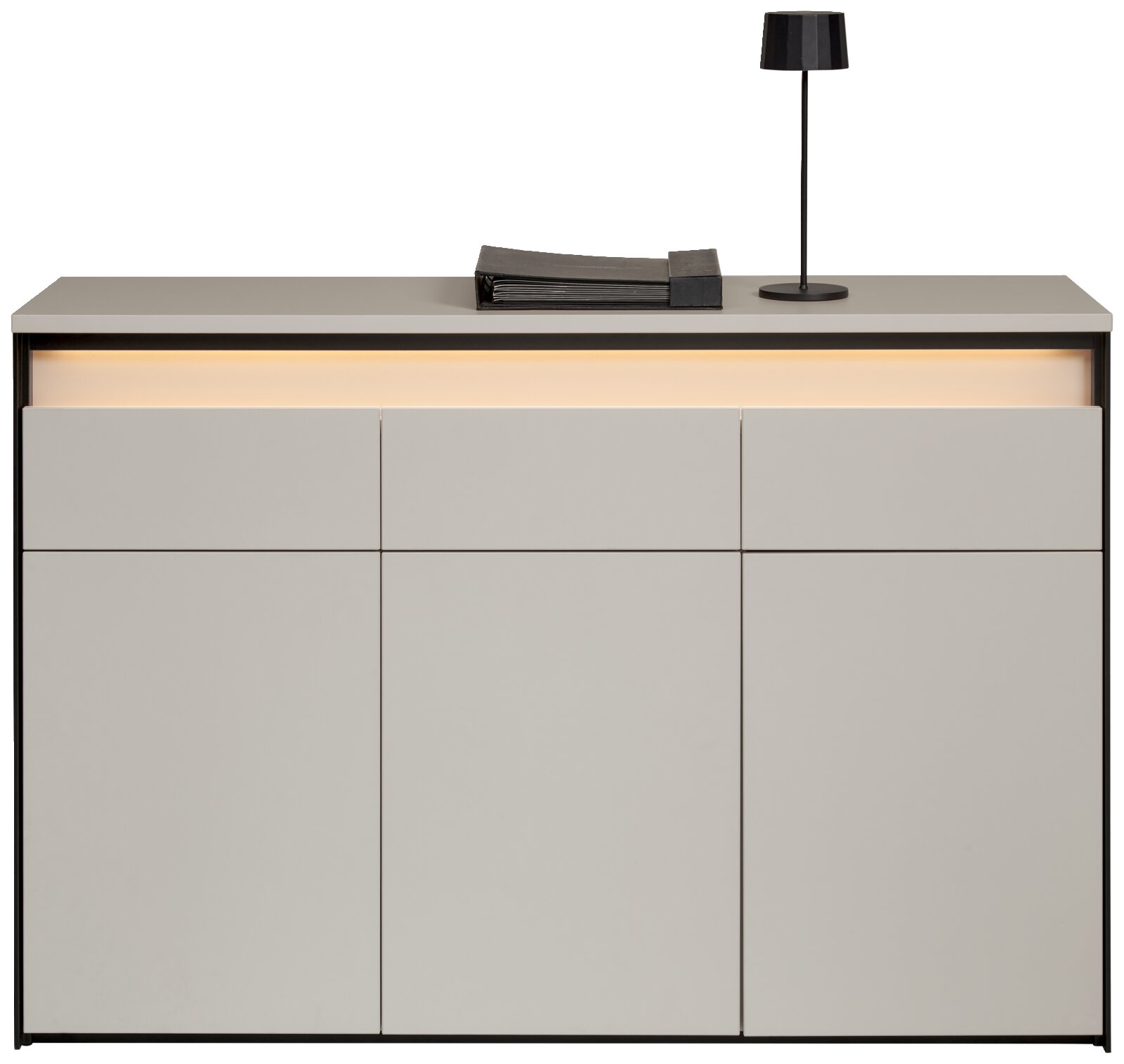 Modern dressoir in minimalistische stijl met drie lades en twee deuren, gezien vanaf de voorkant, met subtiele verlichting en een decoratieve tafellamp.