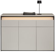 Modern dressoir in minimalistische stijl met drie lades en twee deuren, gezien vanaf de voorkant, met subtiele verlichting en een decoratieve tafellamp.