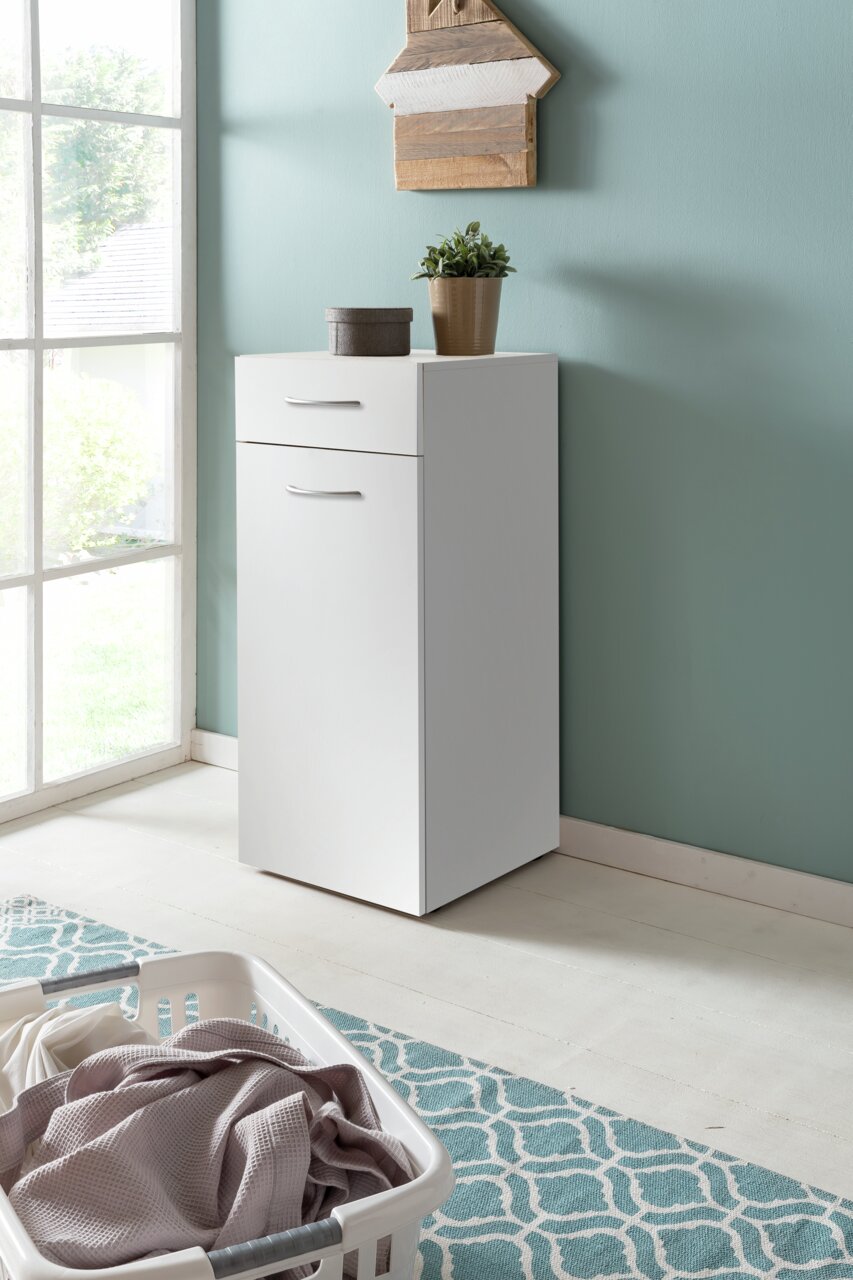 XORA Ladekast voor wasgoed MULTIRAUMKONZEPT Witte wasmand met lade en deur, gezien vanaf de zijkant, versierd met een plant en een doos, tegen een mintgroene muur.