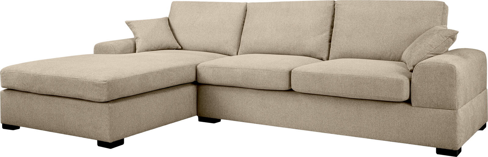 Beiges L-förmiges Ecksofa mit linksseitiger Ottomane, drei Sitzkissen, breiten Armlehnen und zwei Zierkissen, freigestellt auf weißem Hintergrund, Ansicht schräg von vorne