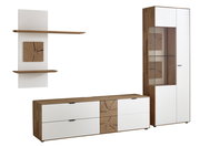 Moderne Wandkombination mit Holz- und Weißelementen, bestehend aus einem hohen Schrank mit Glastür, einem niedrigen Sideboard und einem Wandregal mit zwei Regalböden. Frontalansicht.