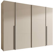 Beiger Kleiderschrank mit drei Schiebetüren und schwarzen Griffleisten, Ansicht schräg von vorn links