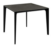 Moderner quadratischer Gartentisch aus dunklem Material, seitliche Perspektive