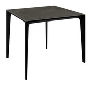 Moderner quadratischer Gartentisch aus dunklem Material, seitliche Perspektive