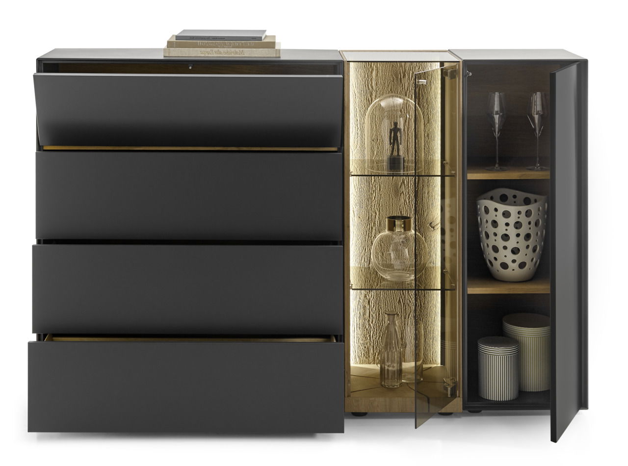 Modernes Highboard in dunklem Design mit offenen Schubladen und beleuchteten Glasvitrinen, frontal betrachtet.