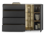 Modernes Highboard in dunklem Design mit offenen Schubladen und beleuchteten Glasvitrinen, frontal betrachtet.