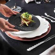 Frühstücksteller Manufacture 22cm in schwarzer Farbe, von oben gesehen, mit einer kunstvoll angerichteten Speise.