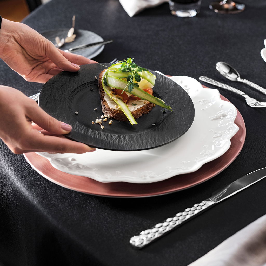 Frühstücksteller Manufacture 22cm in schwarzer Farbe, von oben gesehen, mit einer kunstvoll angerichteten Speise.