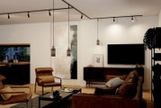 Moderne woonkamerverlichting met de PAULMANN-decoratieve lampenkap Valerio URAIL, hangend aan het plafond in een stijlvolle, gezellige ruimte. Perspectief: zijaanzicht.