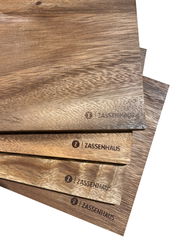 Vier übereinander gestapelte Frühstücksbretter aus Holz mit Zassenhaus-Logo, von oben betrachtet.