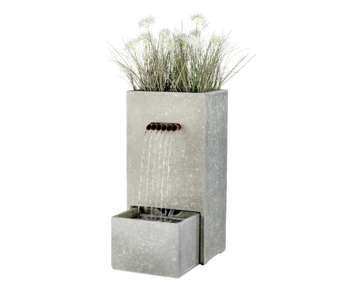 Moderner rechteckiger Outdoor-Brunnen aus GRC mit Pflanzen oben und Wasser, das aus mehreren Röhren in ein unteres Becken fließt, seitliche Perspektive