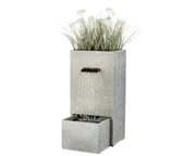 Moderner rechteckiger Outdoor-Brunnen aus GRC mit Pflanzen oben und Wasser, das aus mehreren Röhren in ein unteres Becken fließt, seitliche Perspektive