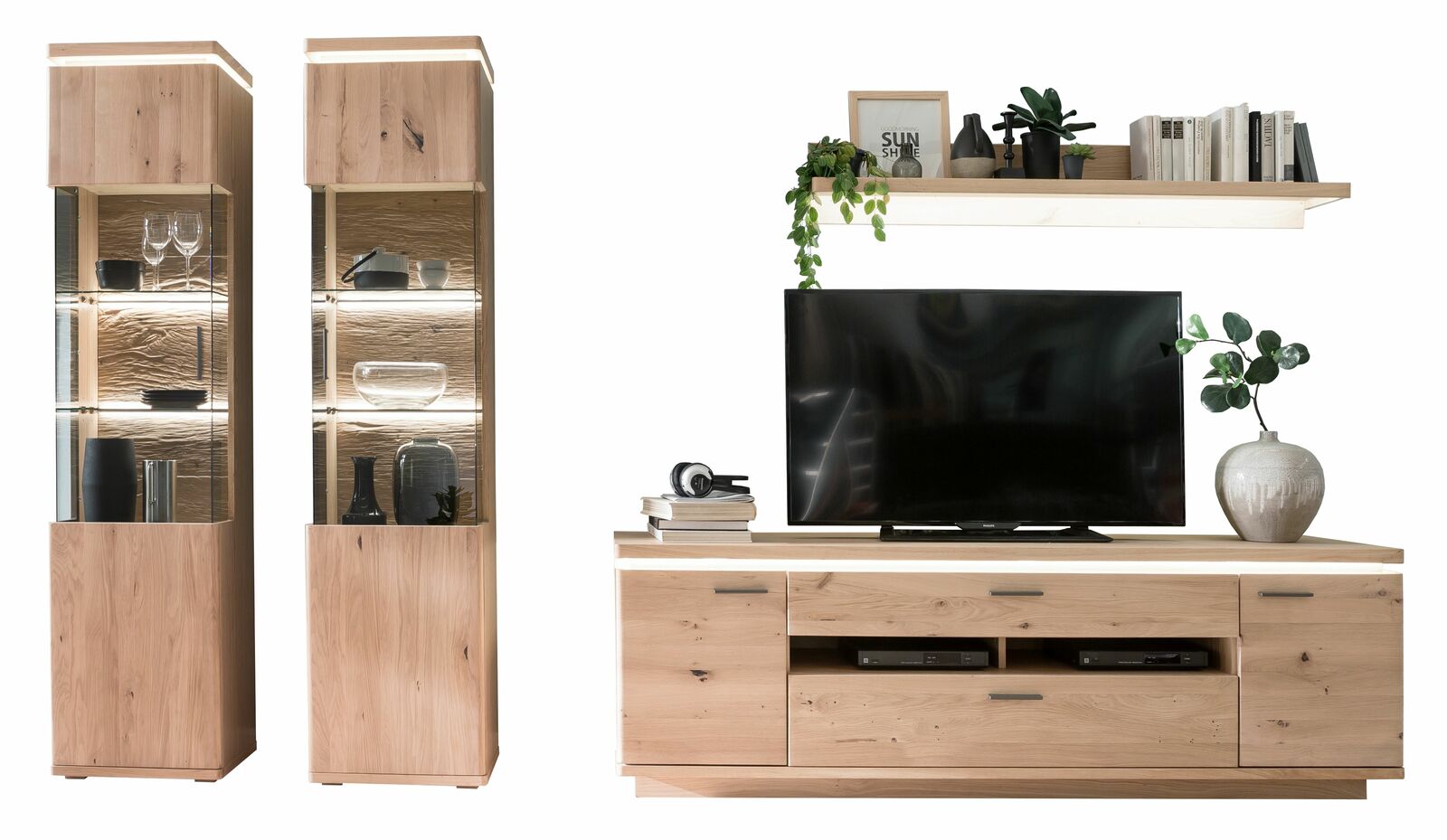 Wohnkombination aus Holz mit zwei Vitrinen, einem TV-Schrank und einem Wandregal, frontal betrachtet.