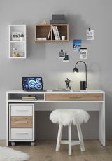 Moderner Schreibtisch mit weißem und holzfarbenem Design, ausgestattet mit Schubladen und einem Laptop, aus der Frontalperspektive fotografiert.