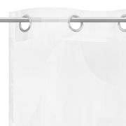 Weißer Ösenschal aus leichtem Stoff, Nahaufnahme von oben mit silbernen Ösen an einer Gardinenstange.