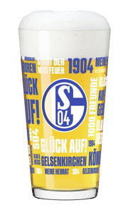 Frontalansicht eines mit hellem Bier und Schaumkrone gefüllten FC-Schalke-04-Glases mit blau-weißem Vereinslogo und gelbem Schriftzugdesign