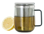 Teeglas mit Teefilter Yuna, seitliche Ansicht, gefüllt mit Tee, neben einer halben Zitrone.