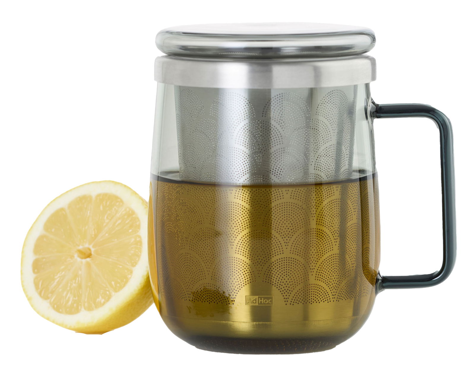 Teeglas mit Teefilter Yuna, seitliche Ansicht, gefüllt mit Tee, neben einer halben Zitrone.