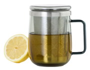 Teeglas mit Teefilter Yuna, seitliche Ansicht, gefüllt mit Tee, neben einer halben Zitrone.