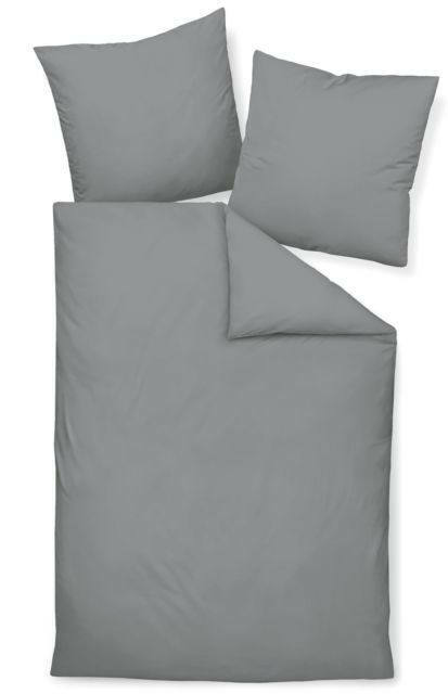 Graues Mako-Satin-Bettwäsche-Set bestehend aus einem Bettbezug und zwei Kissenbezügen, von oben betrachtet.