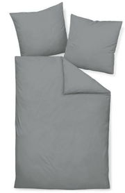 Graues Mako-Satin-Bettwäsche-Set bestehend aus einem Bettbezug und zwei Kissenbezügen, von oben betrachtet.